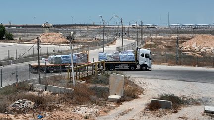 Un camion chargé d'aide humanitaire traverse le point de passage de Kerem Shalom, entre Israël et la bande de Gaza, le 17 juin 2024. (AHIKAM SERI / AFP)