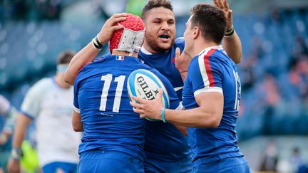 Mohamed Haouas félicite Gabin Villière et Arthur Vincent lors du match Italie-France, le 6 février 2021. (NDERIM KACELI / NDERIM KACELI)