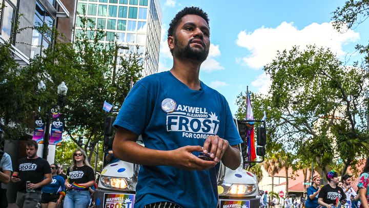 Maxwell Frost, élu démocrate à la Chambre des représentants américaine, fait campagne le 15 octobre 2022 à la marche des fiertés d'Orlando en Floride (Etats-Unis). (GIORGIO VIERA / AFP)