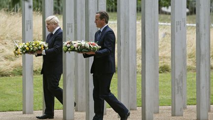 Le 7 juillet 2015, l'Angleterre commémorait les dix ans de l'attentat de Londres. Le Premier ministre, David Cameron, et le maire de Londres, Boris Johnson, sont allés déposer des couronnes de fleurs dans le mémorial construit à Hyde Park, le plus grand parc du centre de la capitale britannique. Les 52 piliers de trois mètres et demi en acier inoxydable représentent les 52 victimes tués par des explosions dans le métro londonien. (PETER NICHOLLS / REUTERS)