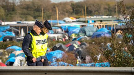 Des policiers patrouillent près de la "jungle" de Calais (Pas-de-Calais), le 5 novembre 2015. (PHILIPPE HUGUEN / AFP)