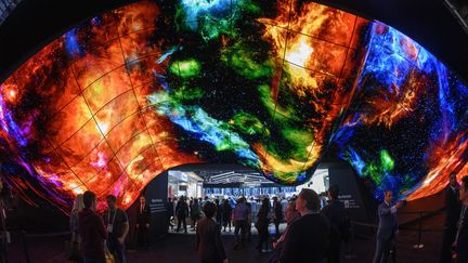 L'écran en forme de vague présenté par LG au CES de Las Vegas 2021. (ROBYN BECK / AFP)