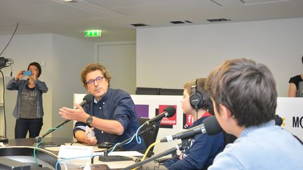 Jéröme Colombain, journaliste à franceinfo répond aux questions des enfants.
 (RADIO FRANCE / JEAN-CHRISTOPHE BOURDILLAT)