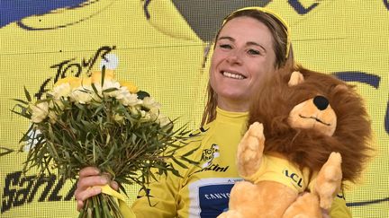 A 39 ans, Annemiek van Vleuten s’adjuge, le 31 juillet, la première édition du Tour de France Femmes après avoir décroché les deux dernières étapes en patronne. Mais pas de quoi la rassasier. Sur sa lancée, elle domine ensuite les Mondiaux pour asseoir un peu plus son autorité sur le peloton. (JEFF PACHOUD / AFP)