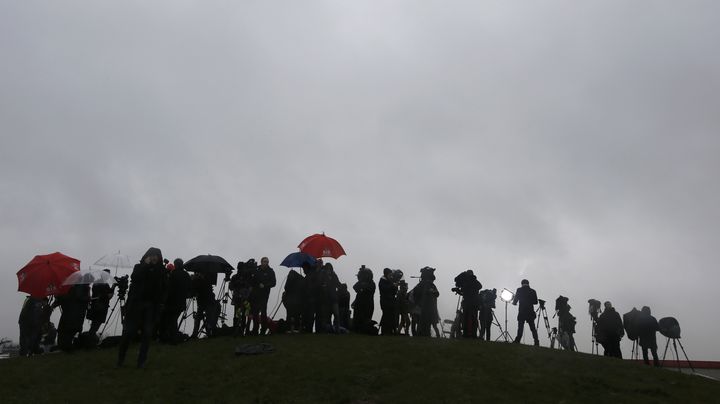 Les journalistes, tenus &agrave; l'&eacute;cart de l'entreprise o&ugrave; seraient rentranch&eacute;s les suspects de l'attentat contre "Charlie Hebdo", &agrave; Dammartin-en-Go&euml;lle, le 9 janvier 2015. ( ERIC GAILLARD / REUTERS)