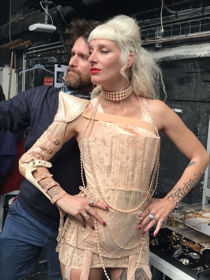 Une mannequin prend la pause&nbsp;dans les backstages du dernier défilé haute couture Jean Paul Gaultier pour ses 50 ans de créations, le 22 janvier 2020 à Paris&nbsp;&nbsp; (SABINE GORNY)