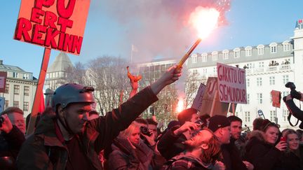 Des Islandais&nbsp;demandent le départ du Premier ministre,&nbsp;cité&nbsp;dans l'affaire des "Panama Papers", le 4 avril 2016 à Reykjavik (Islande). (JOHANN HANSEN / CITIZENSIDE / AFP)