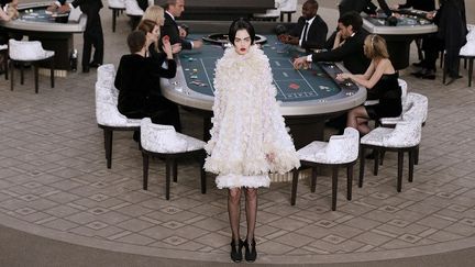 Le défilé Haute couture automne hiver 2015-2016 de la maison Chanel transforme le Grand Palais en Casino royal
 (PATRICK KOVARIK / AFP)