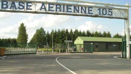 L'entrée de la&nbsp;base aérienne 105 à Evreux (Eure). (MAXPPP)