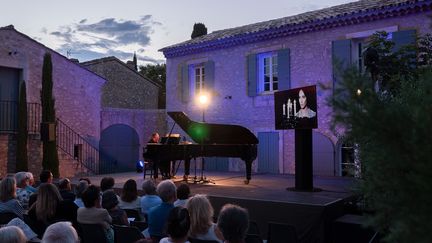 Le pianiste&nbsp;Jean-Marc Luisada en concert à la Roque-d'Anthéron en 2022.&nbsp; (PIERRE MORALES)