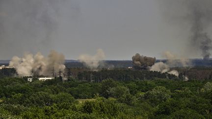 De la fumée dans la ville de&nbsp;Severodonetsk&nbsp;(Ukraine), où est mort le journaliste Frédéric&nbsp;Leclerc-Imhoff, le 30 mai 2022. (ARIS MESSINIS / AFP)