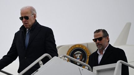 Le président Joe Biden et son fils cadet Hunter Biden le 4 février 2023. (ANDREW CABALLERO-REYNOLDS / AFP)