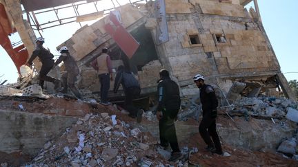 Des secouristes inspectent les débris de les&nbsp;ruines d'un hôpital soutenu par MSF après avoir été bombardé, à Idlib (Syrie), le 15 février 2016. (MUHAMMED KARKAS / ANADOLU AGENCY / AFP)