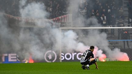 La détresse de l'Angevin Farid El Melaili, après la nouvelle défaite des siens contre Toulouse, le 12 mars 2023. (JEAN-FRANCOIS MONIER / AFP)