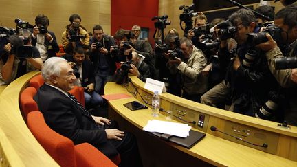 L'ancien directeur du FMI, Dominique Strauss-Kahn est encercl&eacute; par des journalistes avant de prendre la parole au S&eacute;nat &agrave; Paris, le 26 juin 2013. (CHARLES PLATIAU / REUTERS)