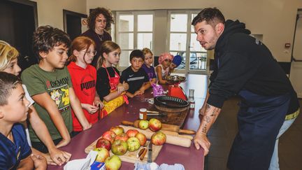 Les chefs se déplacent souvent en région pour animer des ateliers culinaires avec des adultes ou avec des enfants, comme en octobre dernier Matthias Marc dans son école primaire de Mancenans, dans le Doubs. (JEAN-BAPTISTE BORNIER  / MAXPPP)