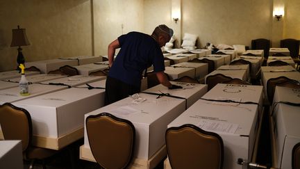 Des corps dans des boîtes en carton sont disposés dans un salon funéaire du Queens, à New York, le 22 avril 2020. (SPENCER PLATT / GETTY IMAGES NORTH AMERICA / AFP)