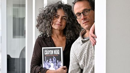 Valérie Igounet et Guy Le Besnerais, auteurs de la bande dessinée "Crayon noir – Samuel Paty, histoire d'un prof". (STEPHANE GEUFROI / MAXPPP)