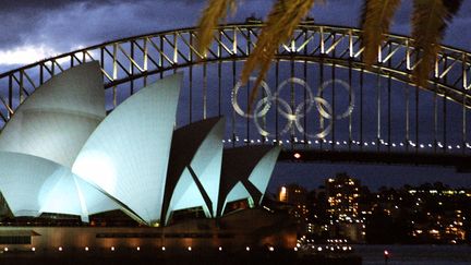 Les anneaux olympiques du Harbour Bridge de Sydney, le 11 septembre 2000. (JOEL SAGET / AFP)