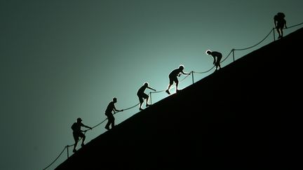 Le mont Uluru, c&eacute;l&egrave;bre sanctuaire indig&egrave;ne au c&oelig;ur de l'Australie, pourrait bient&ocirc;t &ecirc;tre ferm&eacute;, par respect pour les populations locales. En tout cas, le d&eacute;bat fait rage. (TIM WIMBORNE / REUTERS)