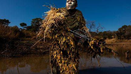 Cette image de Brent Stirton, photojournaliste sud-africain, a remporté le premier prix de la catégorie Environnement. Tirée d’un reportage coproduit par le "Figaro Magazine" et le "National Geographic", on y voit Petronella Chigumbura, une jeune ranger, patrouiller dans le parc animalier de Phundundu au Zimbabwe pour lutter contre le braconnage. Son unité nommée l’Akashinga, "les courageux" en langue Shona, est entièrement composée de femmes. Elles sont toutes issues de milieux défavorisés et ont subi discrimination et violence. Brent Stirton, correspondant spécial de Getty Images, travaille régulièrement avec Human Rights Watch, Environmental Investigation Agency, la Gates and Clinton Foundation et de nombreuses &nbsp;ONG. Il a été plusieurs fois récompensé. (BRENT STIRTON/GETTY IMAGES)