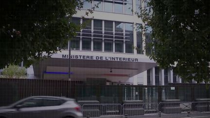 Un an après l'assassinat de Dominique Bernard devant le lycée où il enseignait, poignardé à plusieurs reprises, trois personnes sont mises en examen, dont Mohammed Mogouchkov, auteur présumé des coups de couteau.