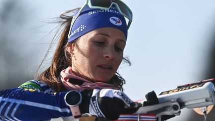 La biathlète française Anaïs Chevalier-Bouchet, sur les championnats du monde à Nove Mesto (République tchèque), le 3 mars 2023. (MICHAL CIZEK / AFP)