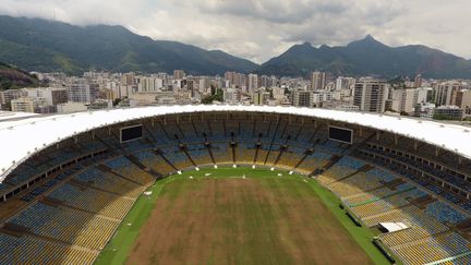 Le stade Maracana et sa pelouse jaunie car à l'abandon durant trois mois après les JO-2016 (VANDERLEI ALMEIDA / AFP)