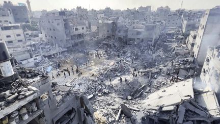 Palestinians checking the damage caused by an Israeli strike on the Jabalia refugee camp (Gaza), November 1, 2023. (AFP)