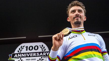 Julian Alaphilippe est devenu dimanche 26 septembre le premier Français à conserver son titre de champion du monde de cyclisme. (MATTEO COGLIATI / HANS LUCAS)