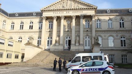 Des policiers devant le palais de justice d'Amiens (Somme), en 2011. (  MAXPPP)