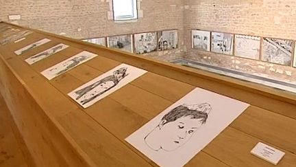 "Dessin &amp; contemporain" présente les oeuvres de dix artistes dont 3 étudiants à l'Espace culturel Les Modillons à Vindelle.
 (France 3 Culturebox)