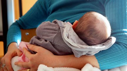 Une petite fille tête le sein de sa mère à Horbourg-Wihr, en Alsace. (VANESSA MEYER WIRCKEL / MAXPPP)