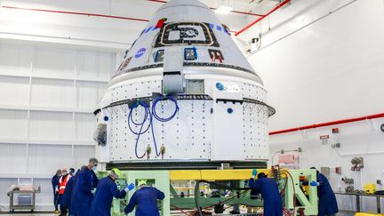 La capsule de Boeing, Starliner, préparée par des ingénieurs de la Nasa le 2 juin 2021 en Floride (Etats-Unis). (NASA / AP)