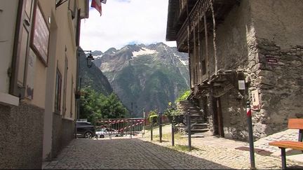 En Isère, après les crues torrentielles de ces derniers jours, les habitants redoutent désormais l’impact sur le tourisme. Le Hameau de la Bérarde a été totalement englouti et c’est un lieu très prisé des randonneurs. (France 2)