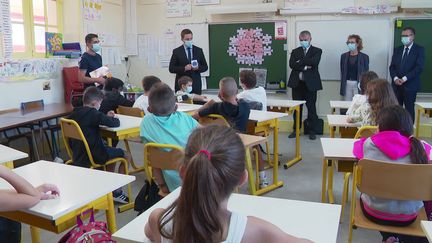 Présentation du capteur de CO2 aux élèves de Villedieu-sur-Indre. (P. Roy / France Télévisions)