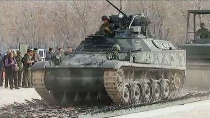 Un tank d&eacute;truit des armes de guerre saisies par la police mexicaine dans le cadre de sa lutte contre les cartels de la drogue, &agrave; Ciudad Juarez (Mexique), le 16 f&eacute;vrier 2012. (FTVI / REUTERS)