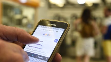 Un téléphone portable dans le métro parisien, le 25 août 2016. (Photo d'illustration) (BERTRAND GUAY / AFP)