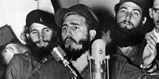 Le leader de la révolution cubaine, Fidel Castro, prononçant un discours en janvier 1959, peu de temps après sa prise du pouvoir, à Cienfuegos, au milieu de ses barbudos. (AFP)