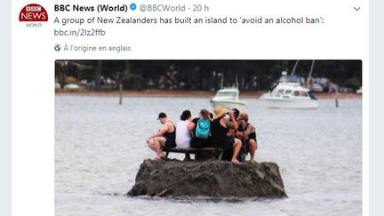 Des&nbsp;Néo-Zélandais fêtent le Nouvel An au milieu de l'estuaire de la&nbsp;Tairua, sur la péninsule de Coromandel,&nbsp;le 31 décembre 2017. (DAVID SAUNDERS)