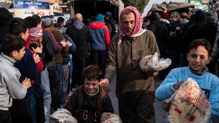 Des habitants font la queue pour une distribution de pain à Hama, en Syrie, le 7 décembre 2024. (EMIN SANSAR / ANADOLU / AFP)