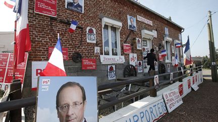 J-32 Alain Rocher, un homme vivant &agrave; Ramousies (Nord) a d&eacute;cid&eacute; d'afficher clairement son soutien &agrave; Fran&ccedil;ois Hollande, le candidat socialiste. (PASCAL ROSSIGNOL / REUTERS)