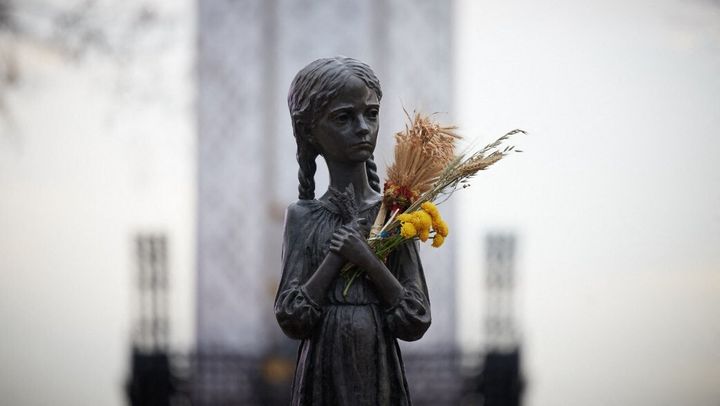 Le monument commémoratif de l'Holodomor à Kiev (Ukraine), le 27 novembre 2021. (UKRAINIAN PRESIDENCY / HANDOUT / ANADOLU AGENCY / AFP)