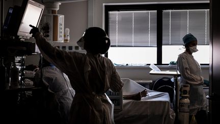 Dans le service de soins intensifs de l'hôpital de la Croix-Rousse à Lyon, le 15 septembre 2020. (JEFF PACHOUD / AFP)