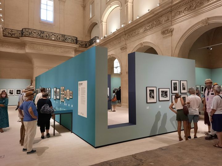 l'exposition Sabine Weiss "Une vie de photographe" dans la chapelle du Museon Arlaten.&nbsp; (ANNE CHEPEAU / RADIOFRANCE)