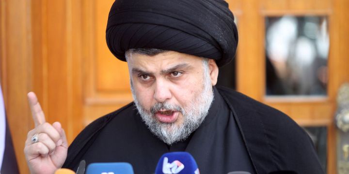 Le chef chiite Moqtada al-Sadr lors d'une conférence de presse le 30 avril 2016 à Najaf, ville sainte chiite au sud de Bagdad. (Alaa Al-Marjani / REUTERS)