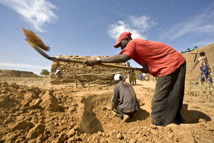 Construction de latrines dans un village de la région de Koulikouro, au Mali, 2009. 


 (Harandane Dicko/Unicef Mali)