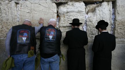 Des bikers am&eacute;ricains en road trip en Isra&euml;l se recueillent devant le Mur des lamentations &agrave; J&eacute;rusalem, le 6 novembre 2011. (BAZ RATNER / REUTERS)