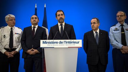 Le ministre de l'Intérieur, Christophe Castaner, entouré d'Eric Morvan, de Laurent Nunez&nbsp;et de Michel Delpuech, lors d'une conférence de presse le 7 décembre 2018, à la veille de l'"acte 4" de la mobilisation des "gilets jaunes".&nbsp; (CHRISTOPHE ARCHAMBAULT / AFP)