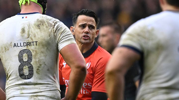 L'arbitre Nic Berry discute avec les joueurs français, dont le capitaine Grégory Alldritt, le 10 février 2024 à Murrayfield, lors du match du XV de France en Ecosse. (PAUL ELLIS / AFP)